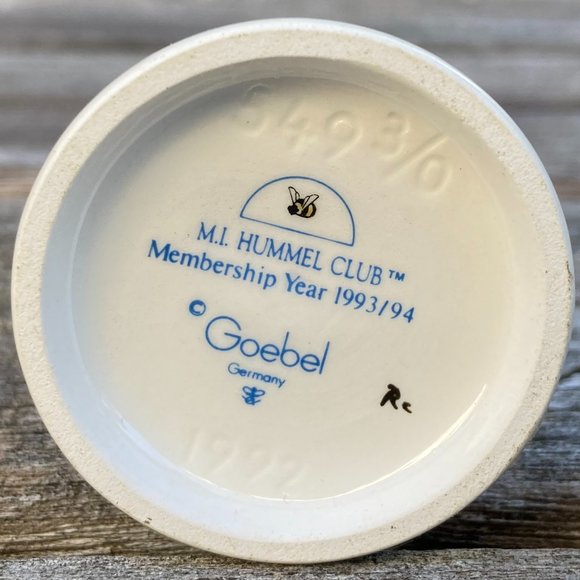 💯 Authentic Goebel Vintage Hummel "A Sweet Offering" Figurine #144-Hummel Club - Picture 9 of 11